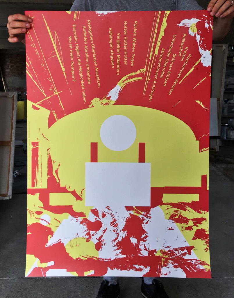 Person hält ein Plakat in den Händen, das eine rot-gelbe Illustration einer Turnhalle zeigt. Am oberen Bildrand ordnet sich Text strahlenförmig an.